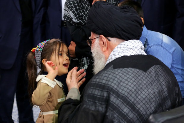 درخواست بامزه دختر شهید مدافع حرم از رهبر انقلاب درخواست بامزه دختر شهید مدافع حرم از رهبر انقلاب